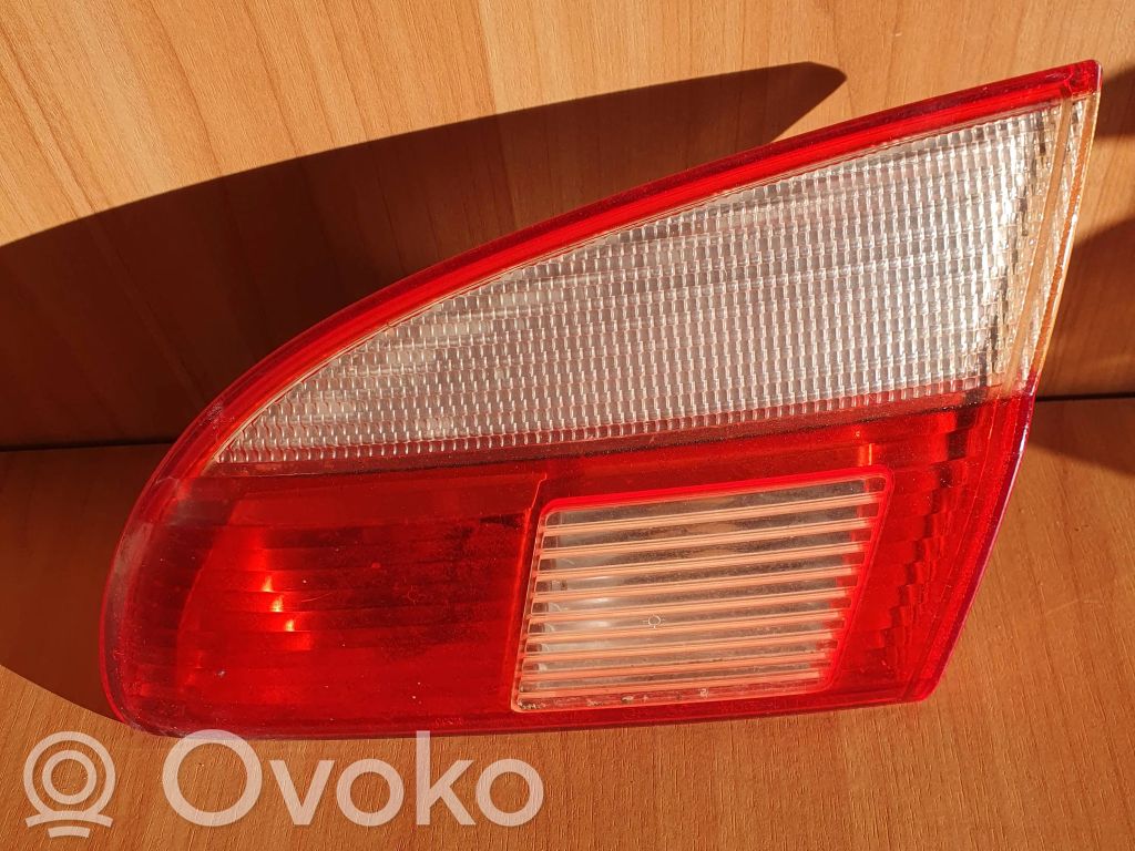Toyota Avensis T220 Lampy tylnej klapy bagażnika 