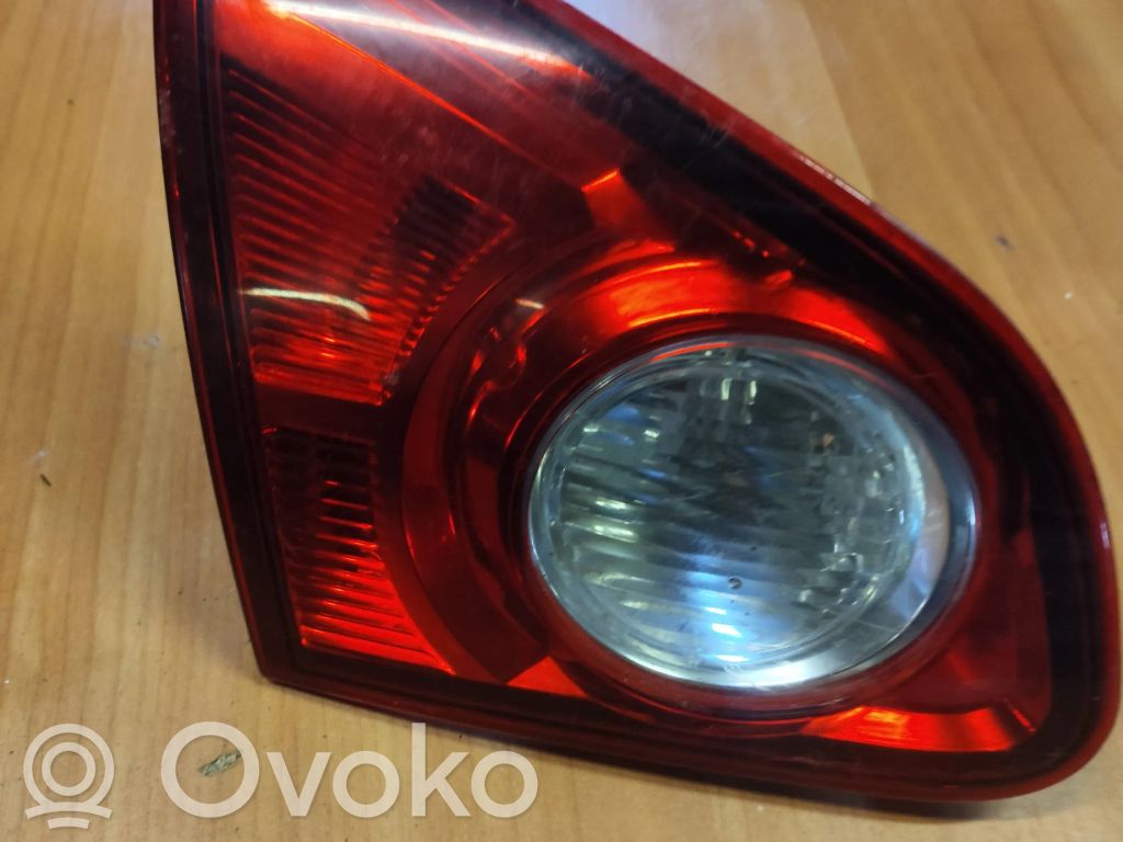Nissan Qashqai Galinis žibintas dangtyje 