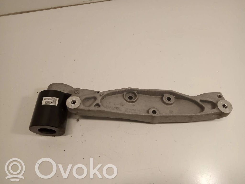 Volvo XC60 Rear differential/diff mount bracket 