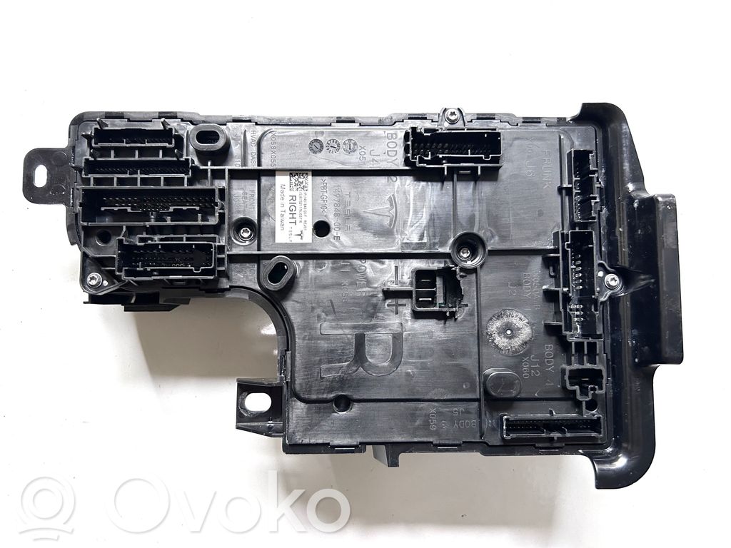 Tesla Model Y Comfort/convenience module 
