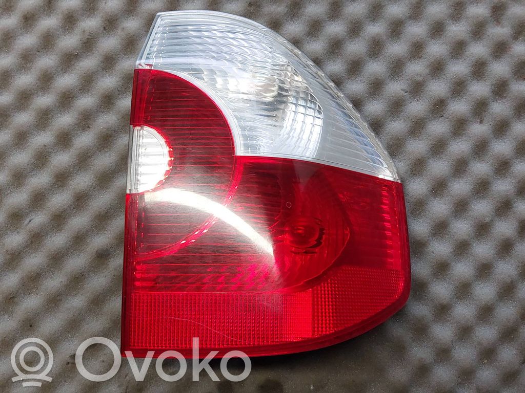 BMW X3 E83 Задний фонарь в кузове 