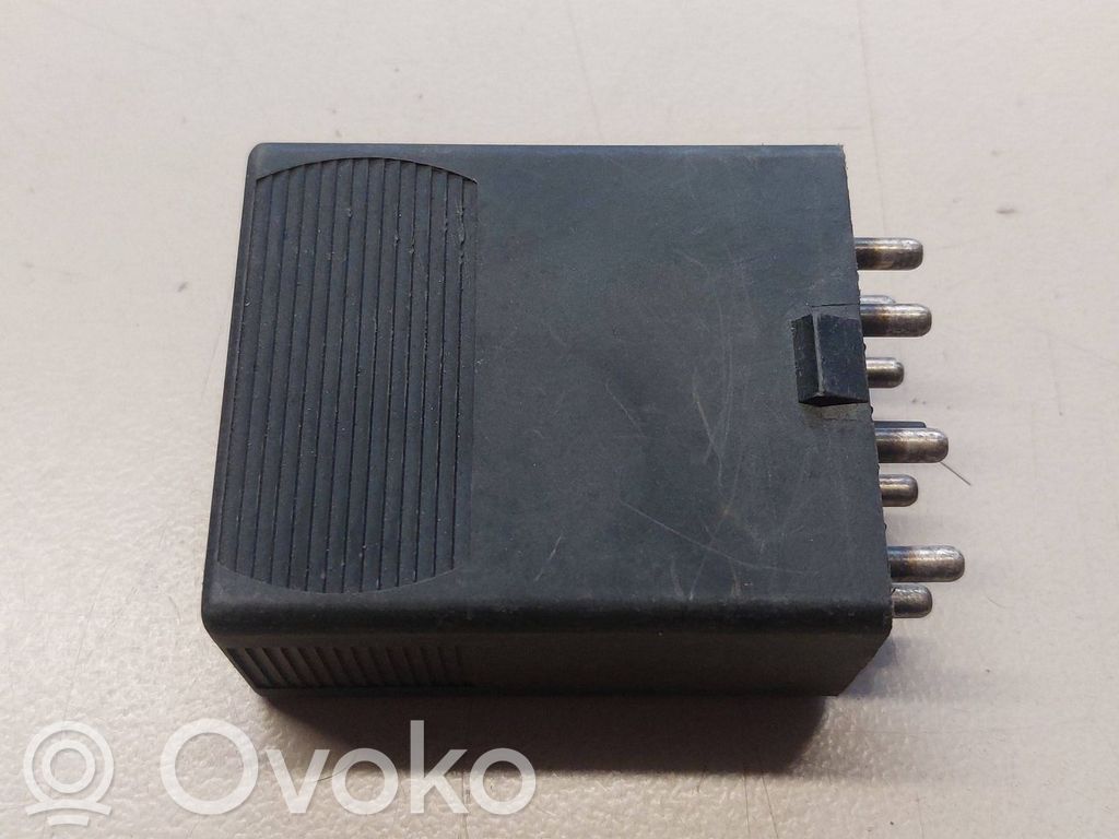 Mercedes-Benz E W124 Fuel pump relay 
