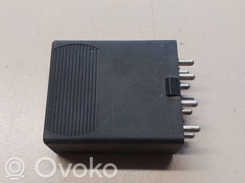 Mercedes-Benz E W124 Fuel pump relay 