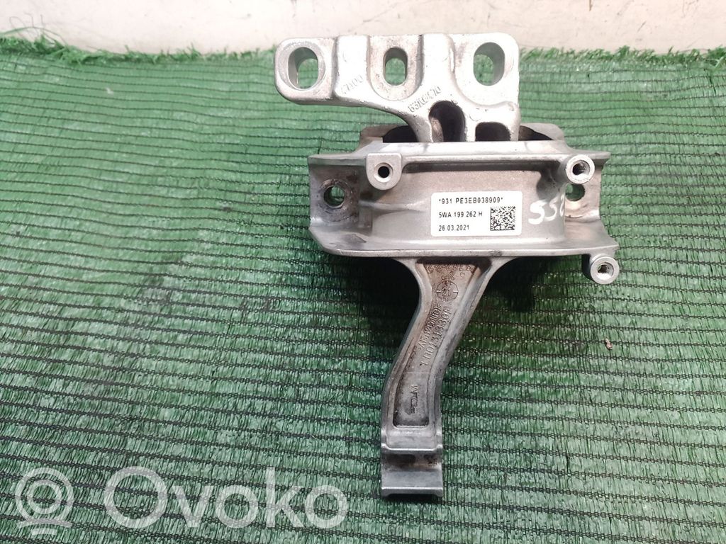 Volkswagen Passat Alltrack Engine mount bracket 