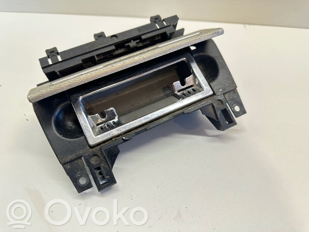 Popielniczka deski rozdzielczej   8E0857951B