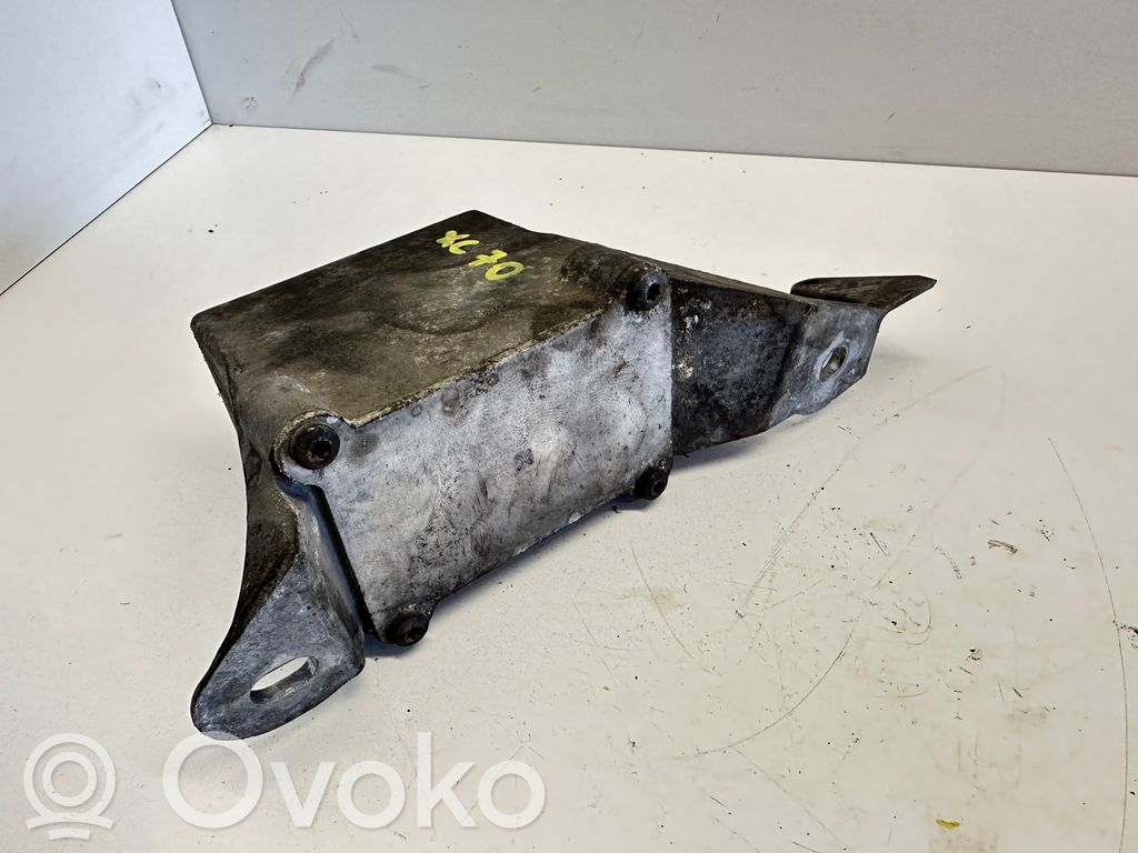 Volvo XC70 Engine mount bracket 