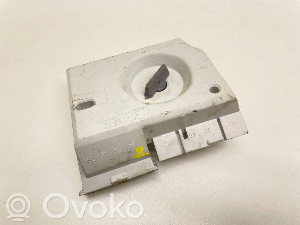 Audi 80 90 S2 B4 Aizmugures spuldzes vāka turētājs 