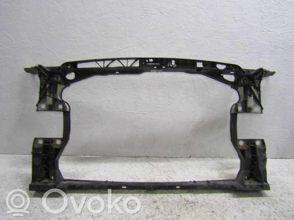 Audi A4 S4 B9 Radiatorių panelė 