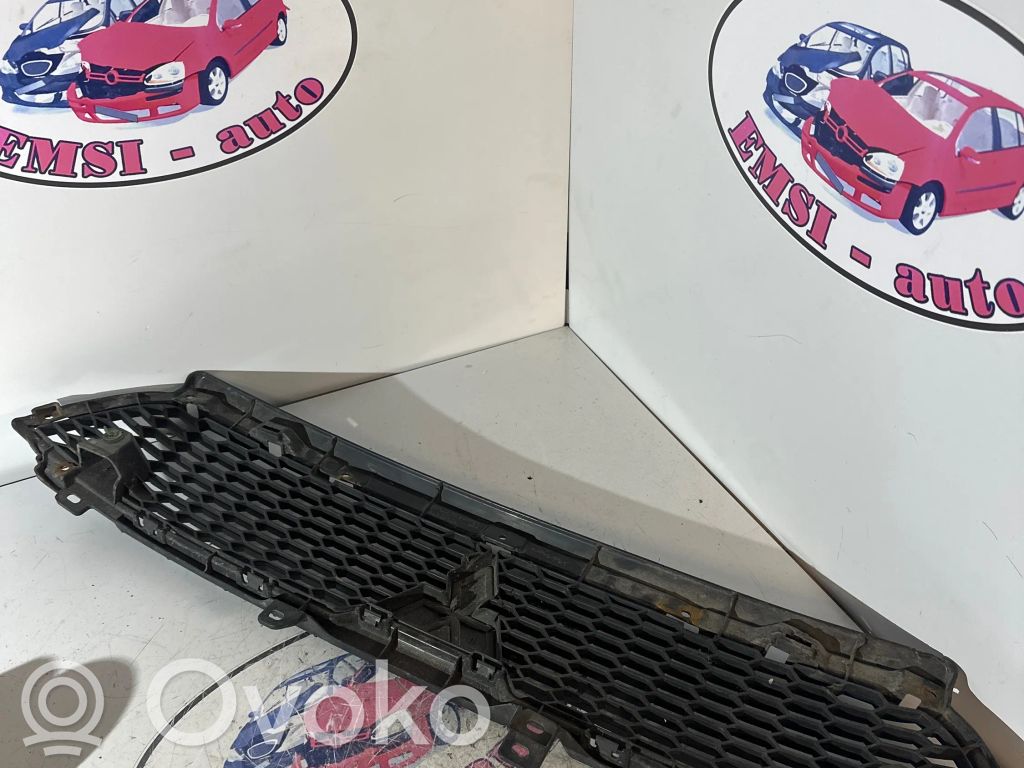 Mitsubishi Outlander Front bumper upper radiator grill 