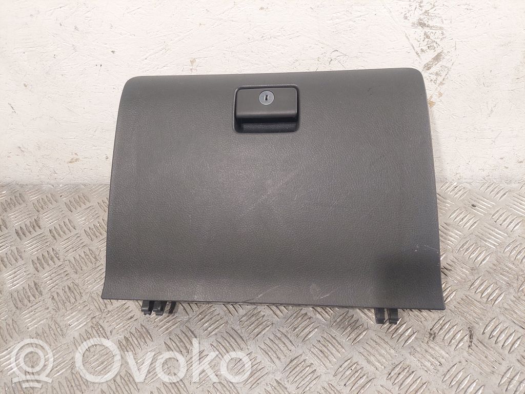 Toyota Corolla Verso AR10 Boite à gants 
