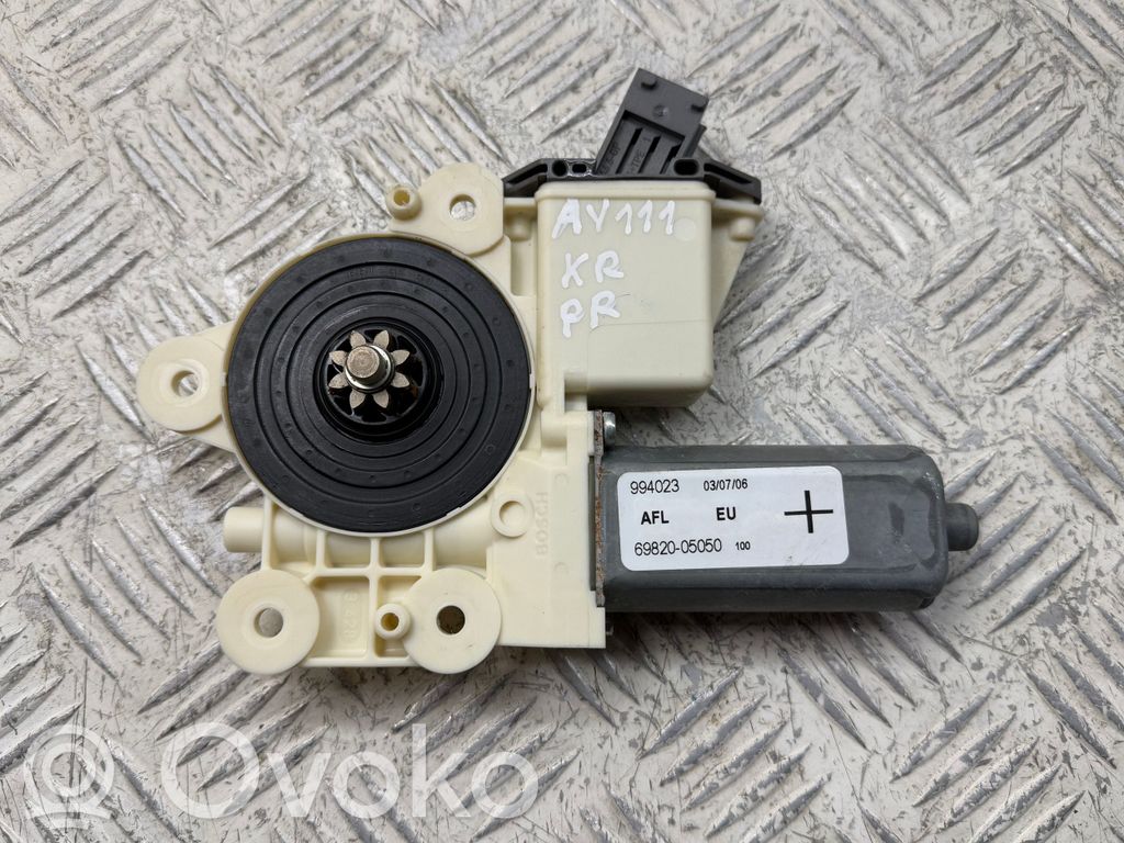 Toyota Avensis T250 Motor del regulador de la ventanilla de la puerta delantera 