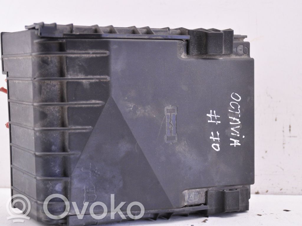 Skoda Octavia Mk2 (1Z) Fuse module 