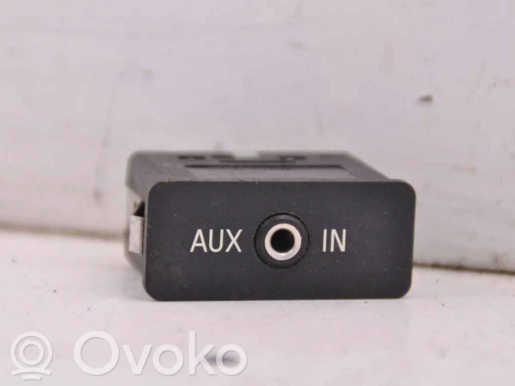 AUX in-socket connector   61316986791