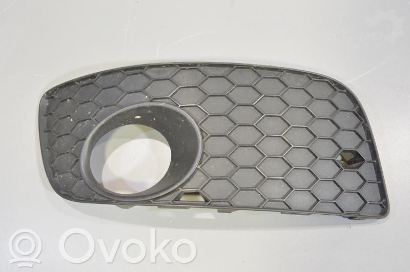 Volkswagen Golf V Moldura/rejilla de la luz antiniebla delantera 