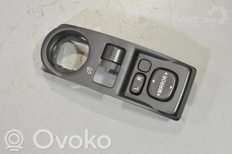 Wing mirror switch   83061FG000