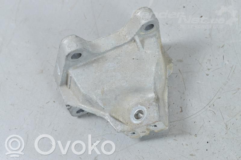 Jeep Grand Cherokee Engine mounting bracket 