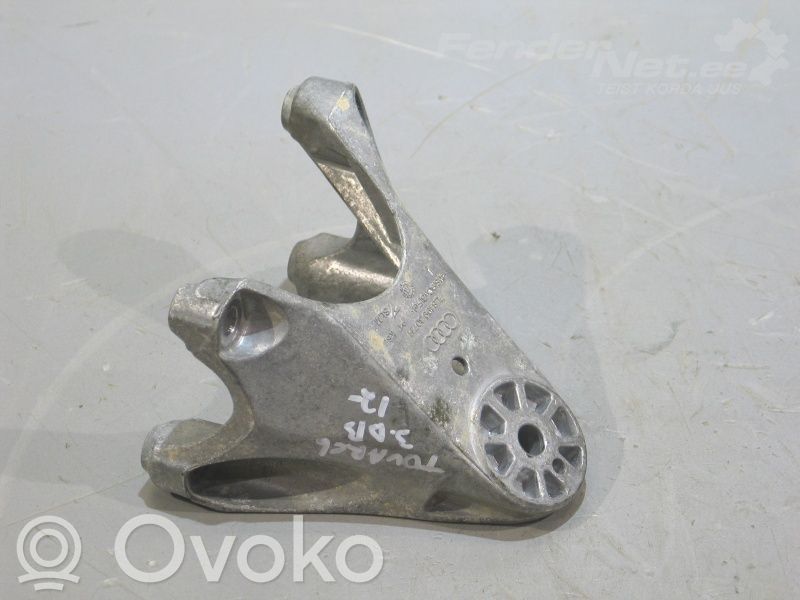 Volkswagen Touareg II Engine mounting bracket 