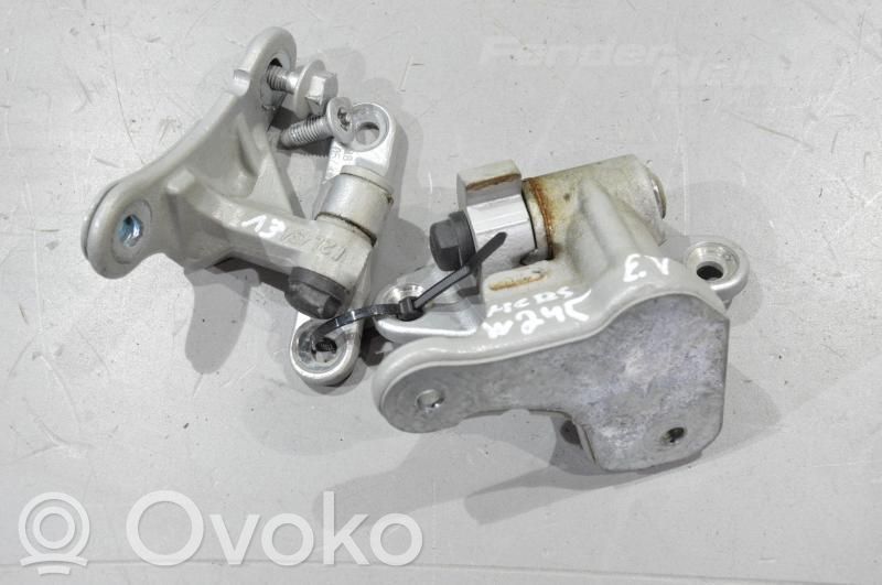 Mercedes-Benz B W245 Set di cerniere portiera anteriore 