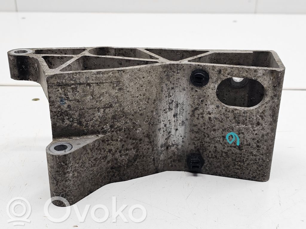 Volvo S60 Engine mounting bracket 