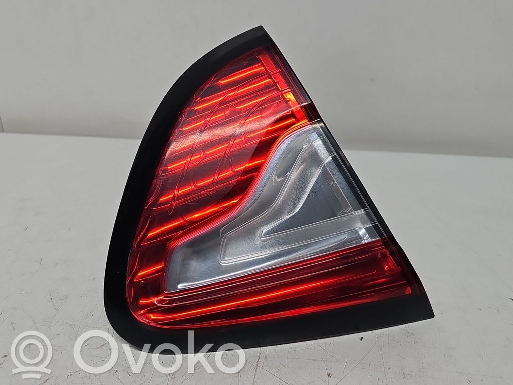 Renault Captur Aizmugurējais lukturis pārsegā 