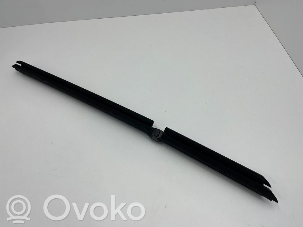 BMW 1 F40 Aizmugurē durvju stikla apdare 