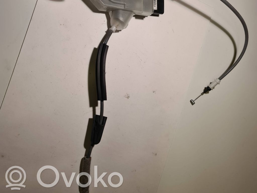 Opel Corsa F Priekšpusē slēdzene 
