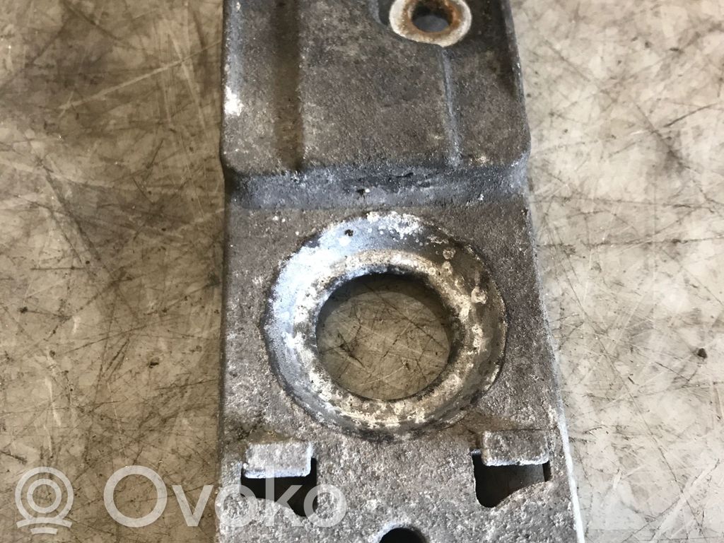 Radiator mount bracket   13337826