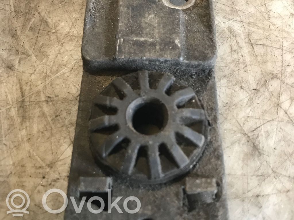 Radiator mount bracket   13337826,M712