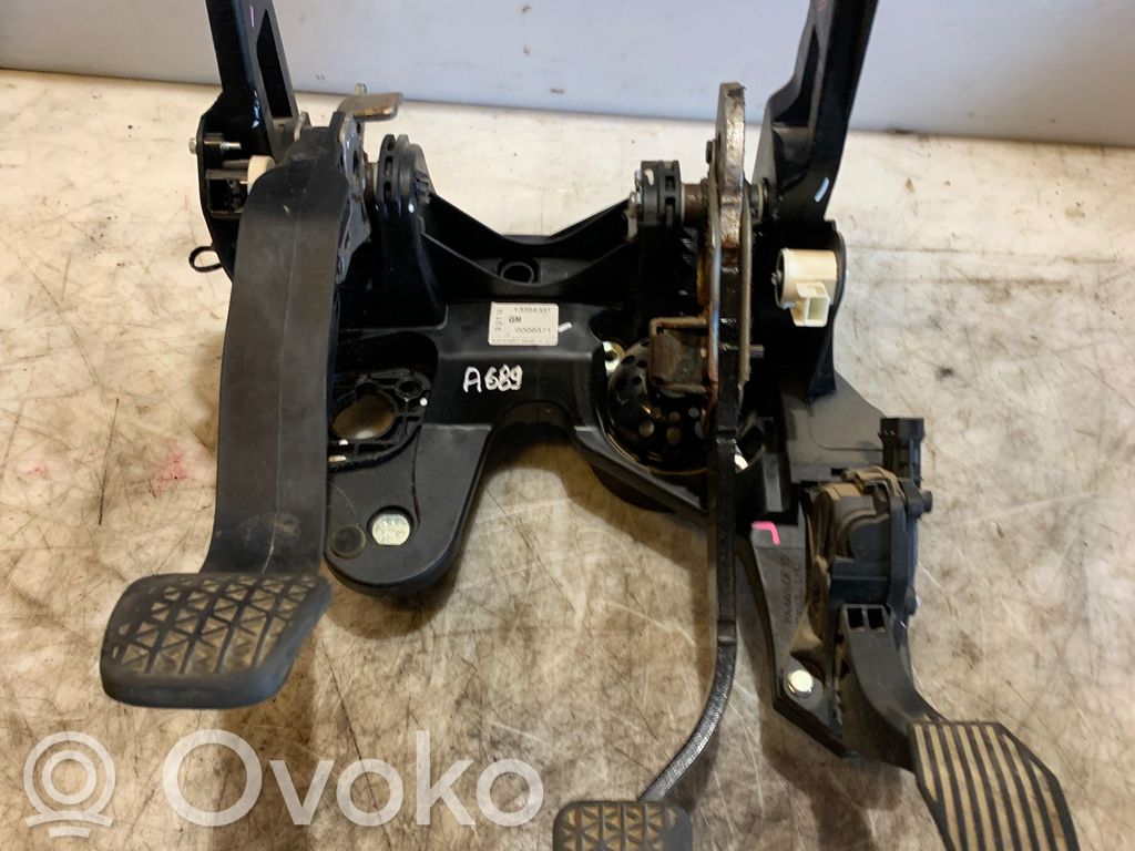 Opel Astra J Pedal assembly 