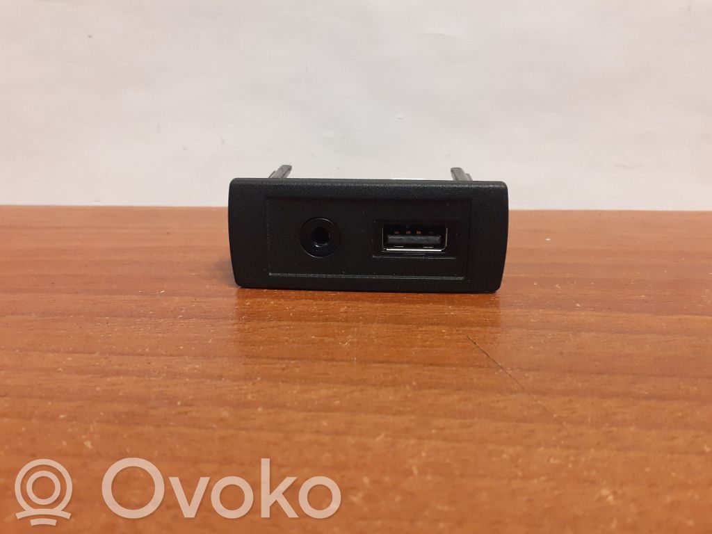 Mercedes-Benz Vito Viano W447 AUX in-socket connector 