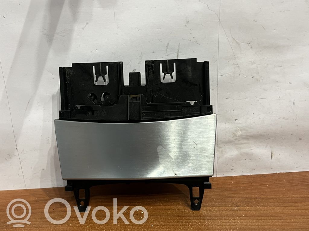 Mercedes-Benz C W204 Peleninė panelėje 