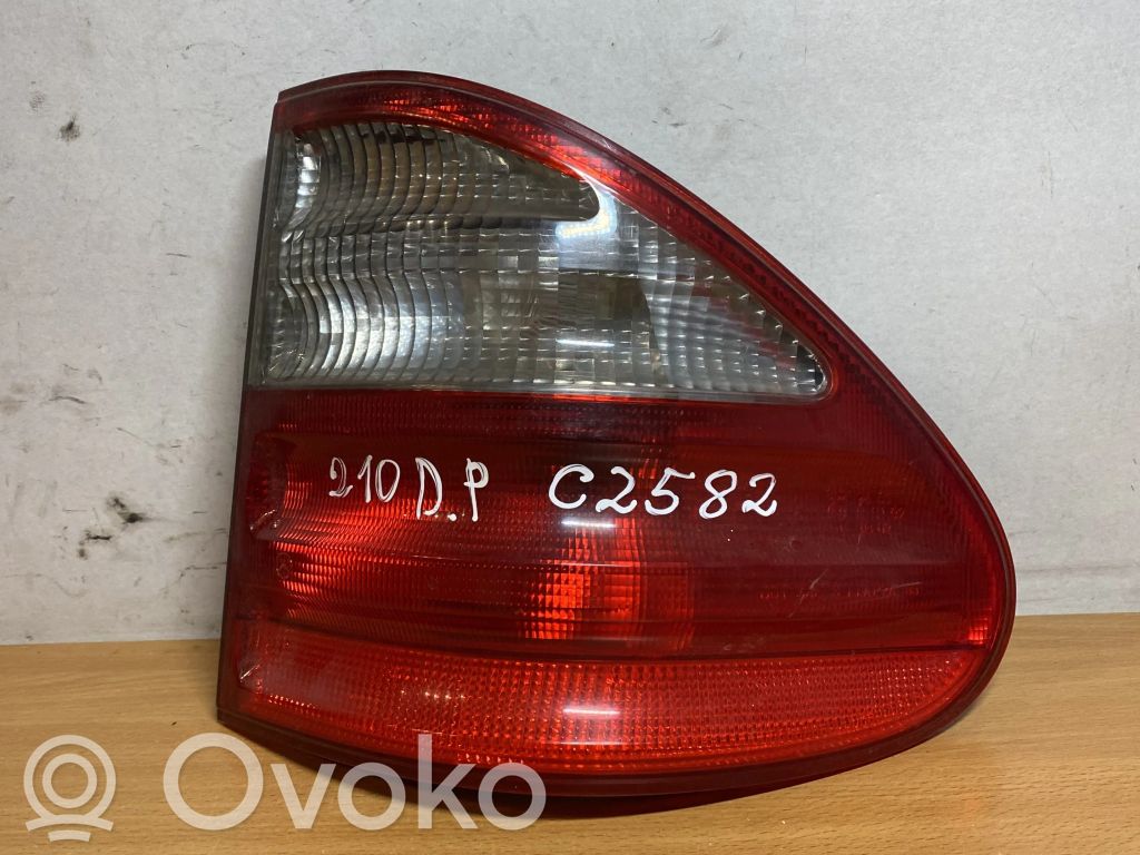 Mercedes-Benz E W210 Galinis žibintas kėbule 