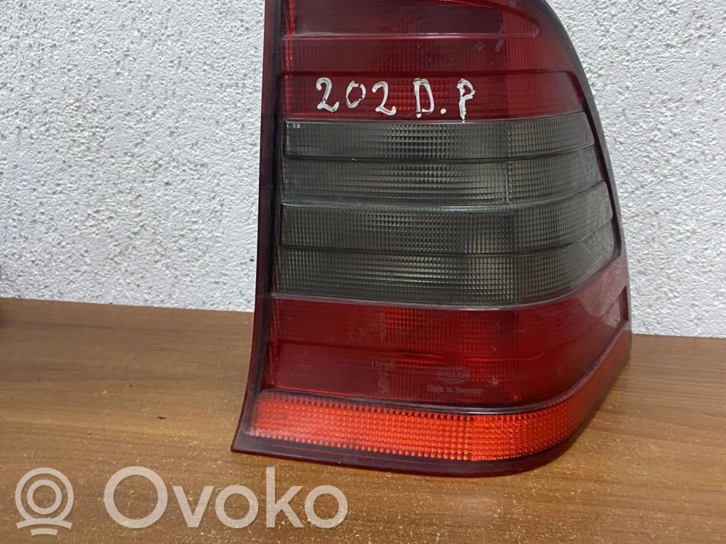 Mercedes-Benz C W202 Aizmugurējais lukturis virsbūvē 