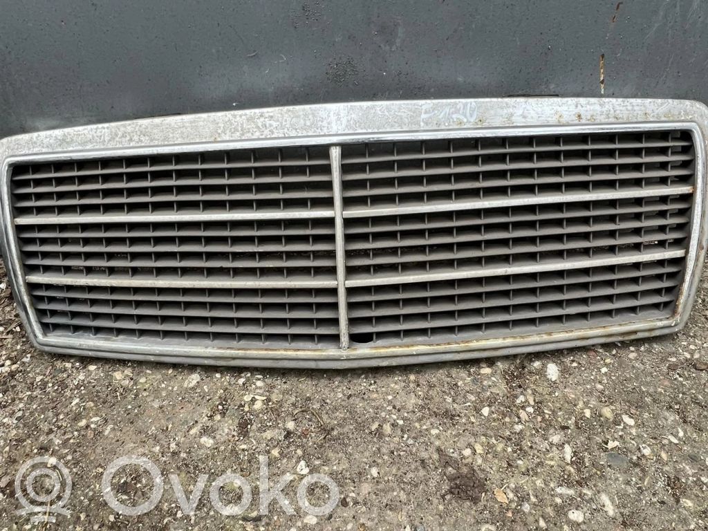 Mercedes-Benz C W202 Grille calandre supérieure de pare-chocs avant 