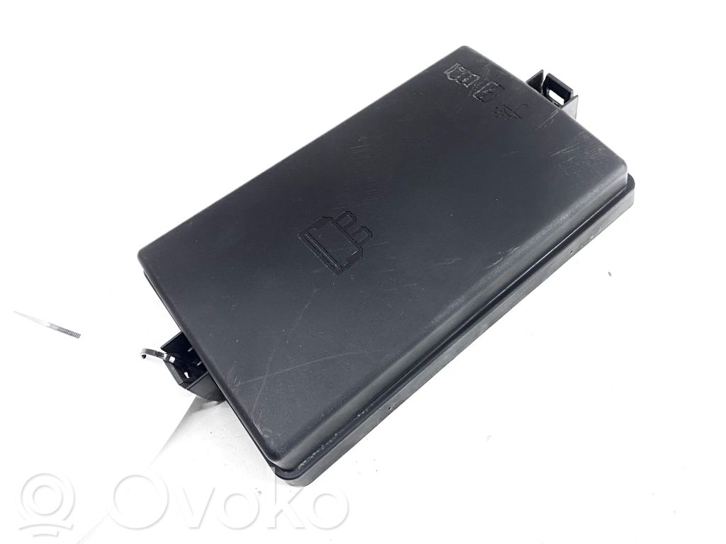 Audi A3 S3 8V Tapa de caja de fusibles 