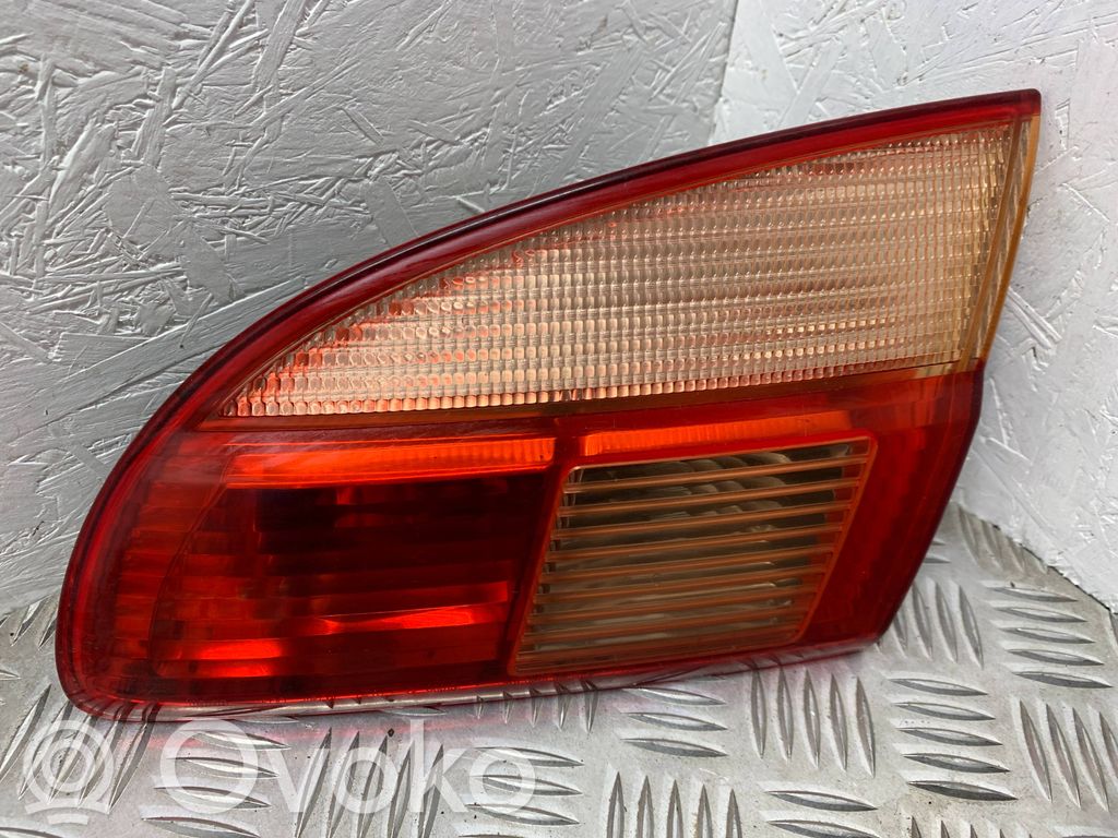Toyota Avensis T220 Galinis žibintas dangtyje 