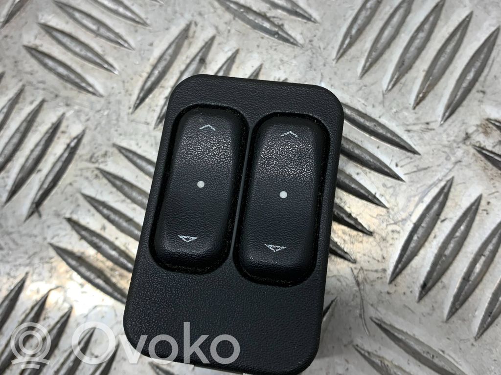 Opel Meriva A Electric window control switch 