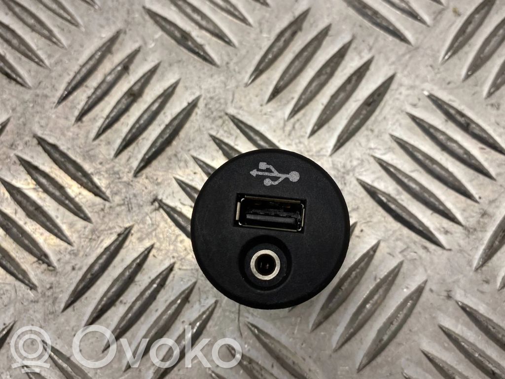 Nissan Juke I F15 Enchufe conector USB 