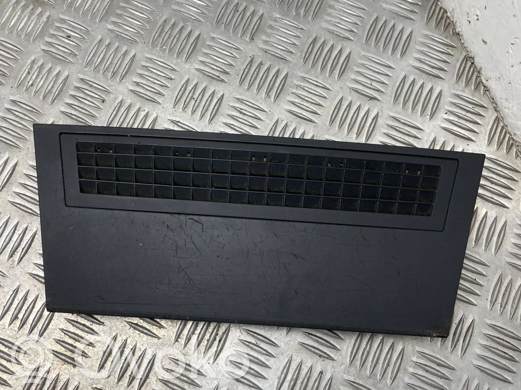 BMW 7 E65 E66 Lango oro grotelės 