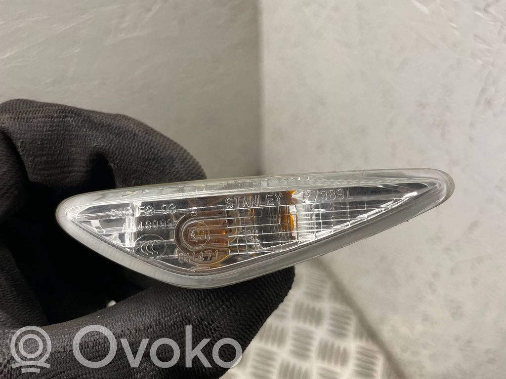Front fender indicator light   E11011471