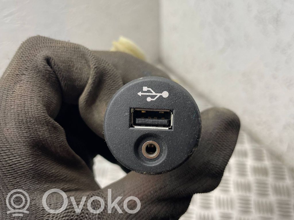 Nissan Juke I F15 Enchufe conector USB 