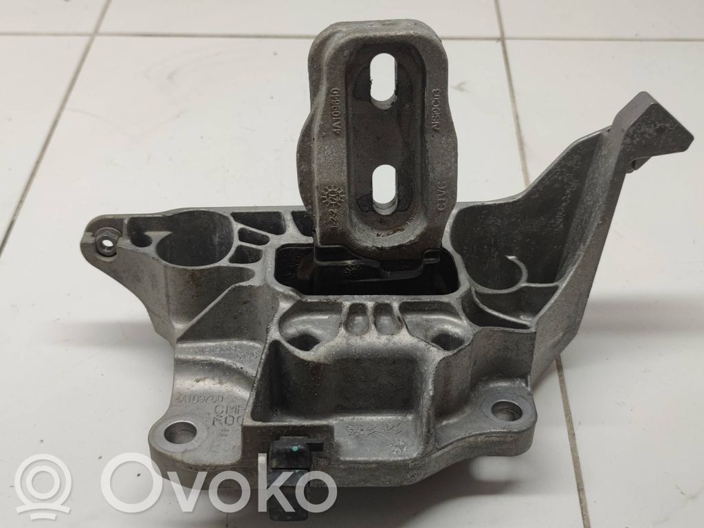 Peugeot 208 II Engine mount bracket 
