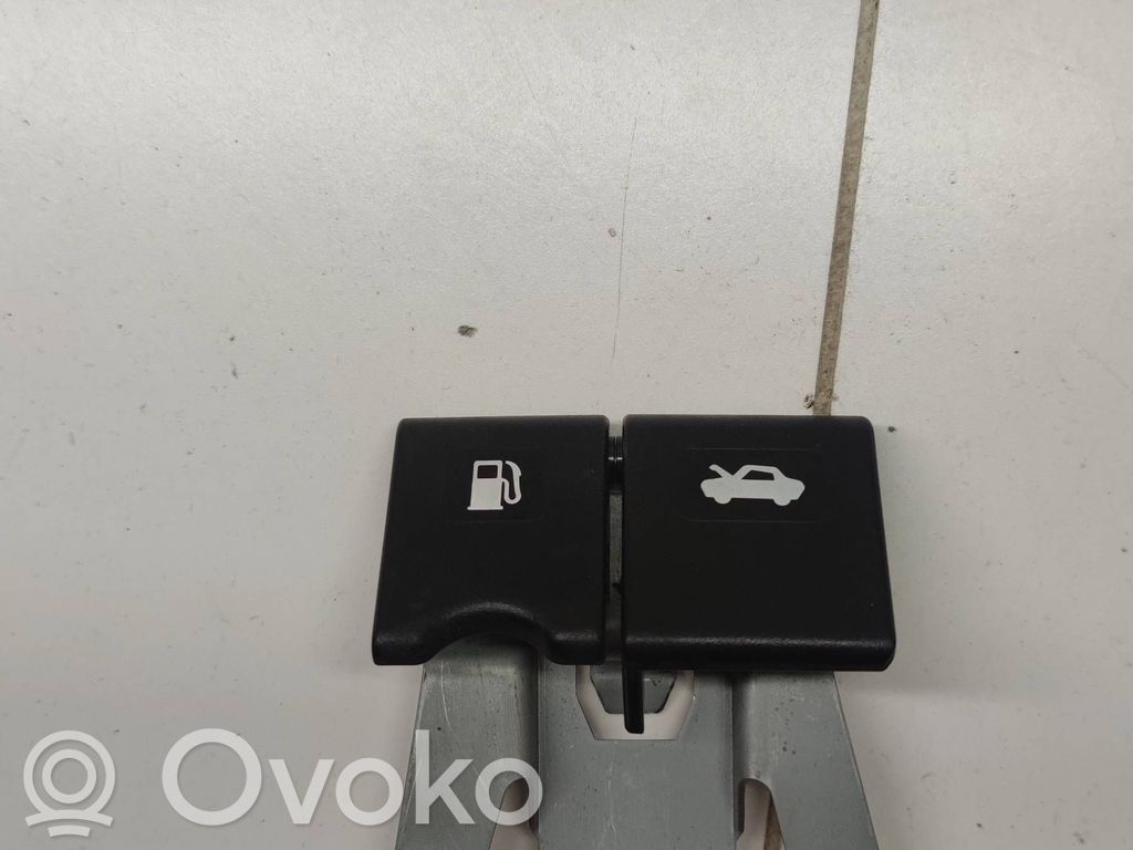 Fuel cap release pull handle