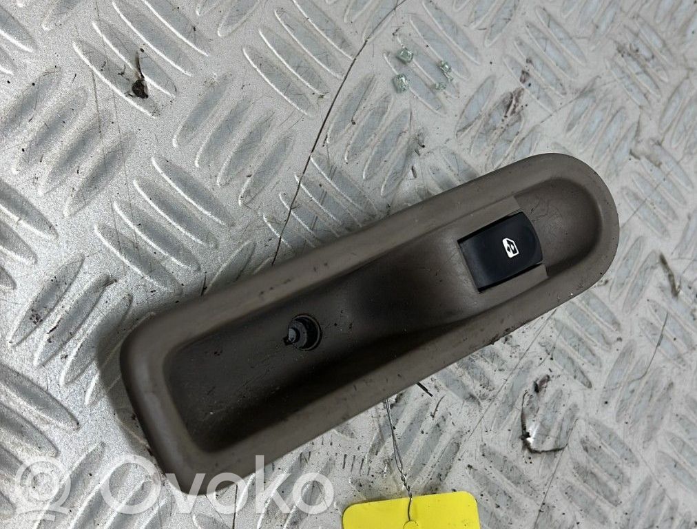 Electric window control switch   8200294357