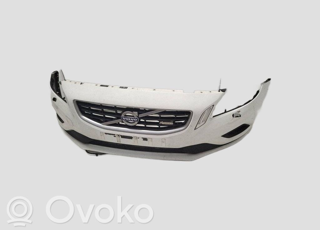 Volvo V60 Передний бампер
