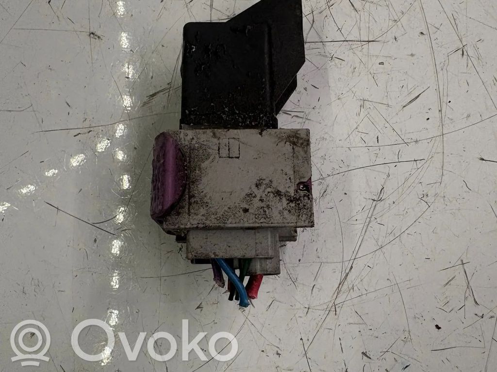 Mitsubishi L200 Hehkutulpan esikuumennuksen rele 