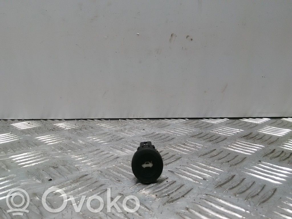 Interruptor para abrir la puerta trasera   D3L0A