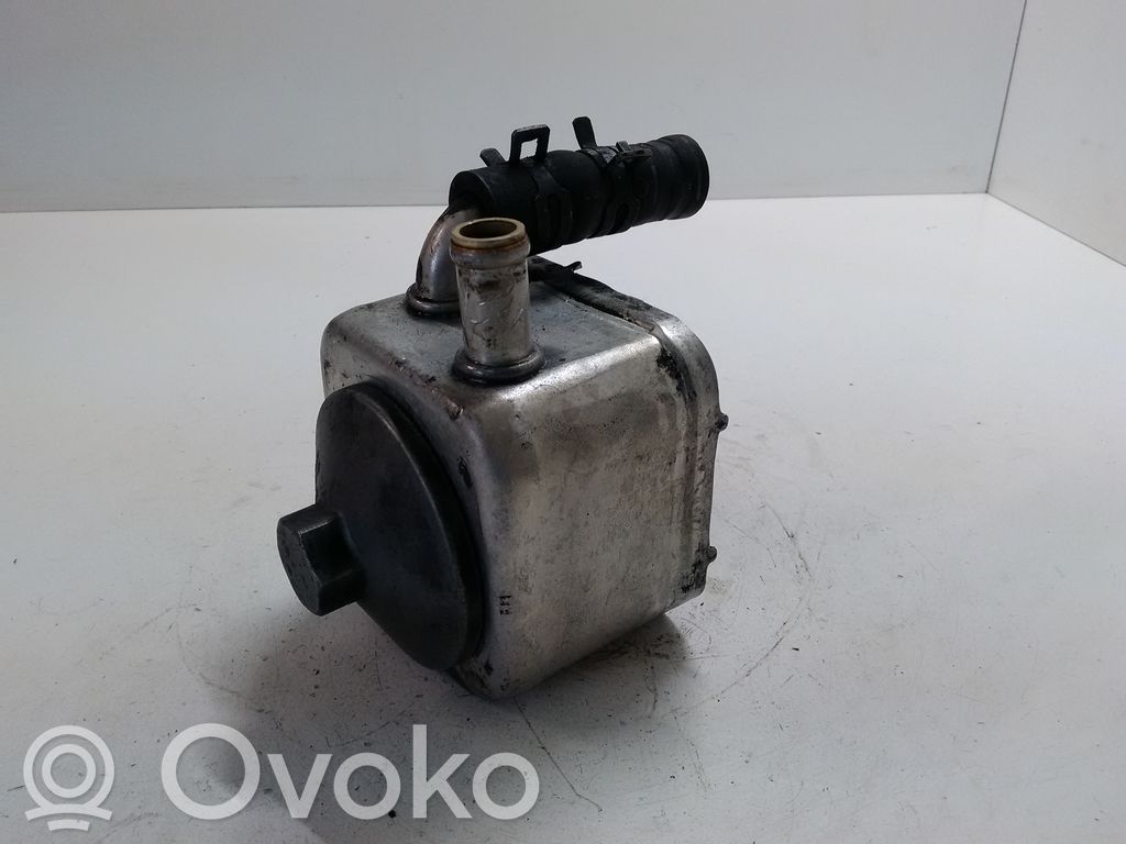Audi A4 S4 B7 8E 8H Mocowanie / uchwyt filtra oleju 