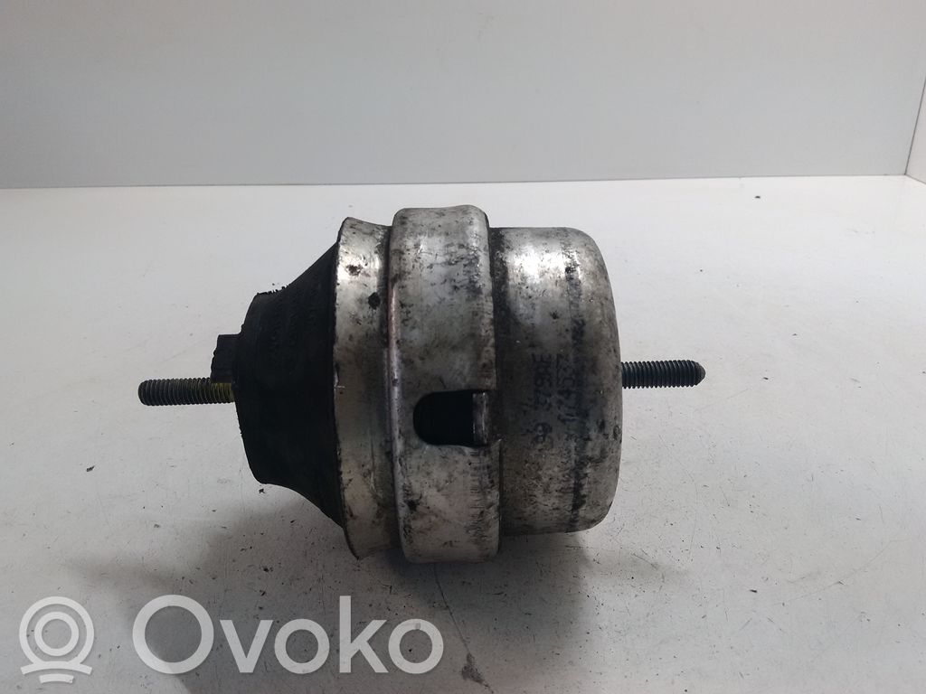 Volkswagen PASSAT B5 Engine mount bracket 
