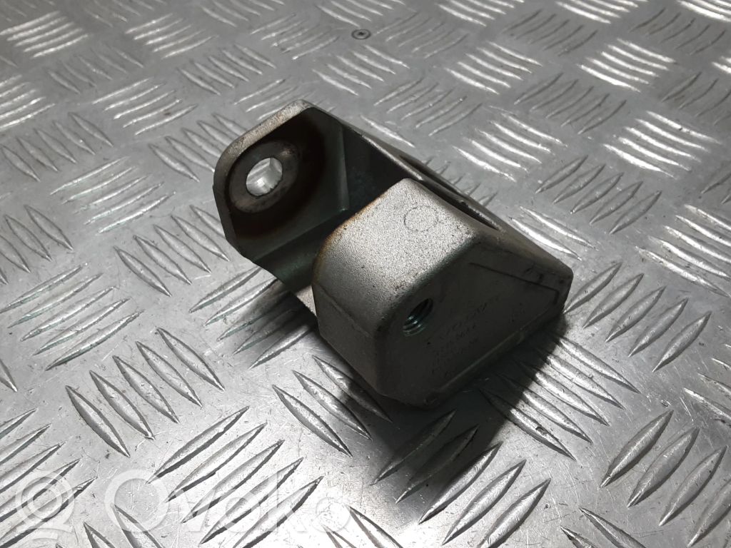 Volvo V40 Engine mounting bracket 